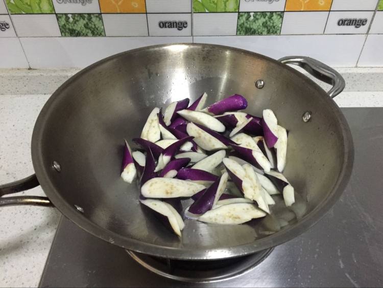 茄子三蔬小炒步骤3