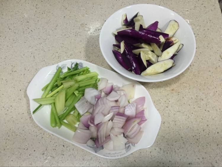 茄子三蔬小炒步骤2