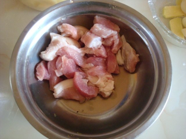 猪肉炖土豆豆角茄子步骤1