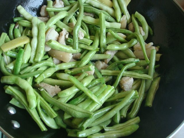 猪肉炖土豆豆角茄子步骤7