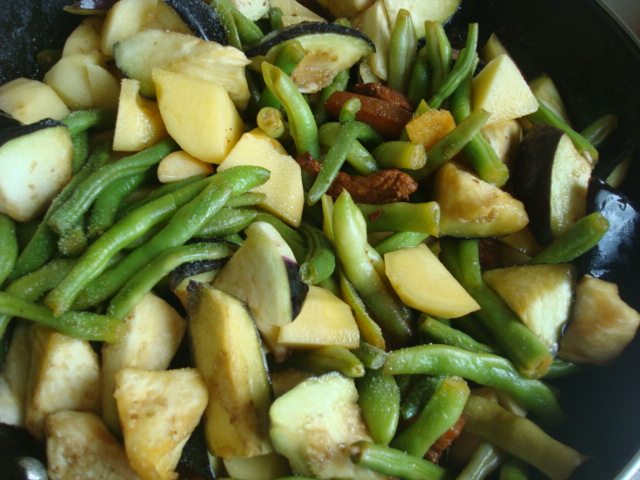 猪肉炖土豆豆角茄子步骤11