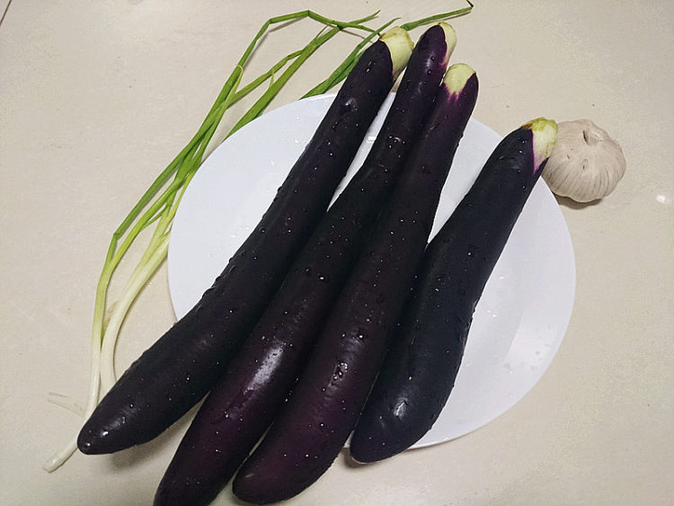 耗辣椒拌茄子步骤1