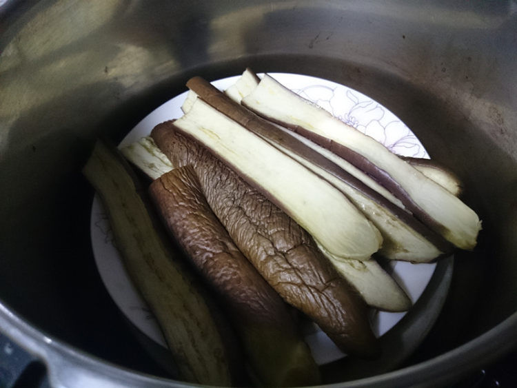 耗辣椒拌茄子步骤3