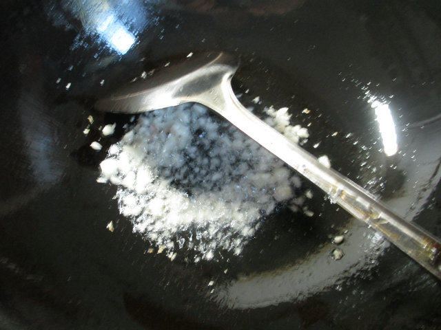 丁香鱼炒茄子步骤4