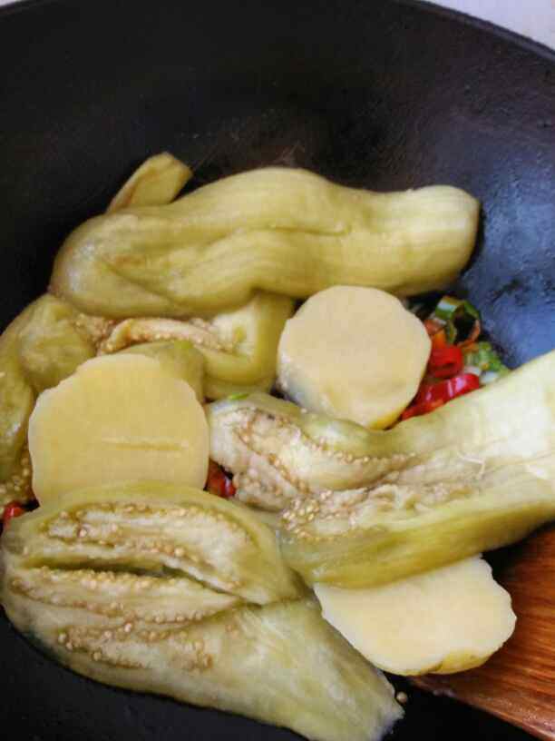 西红柿土豆炒茄泥步骤4