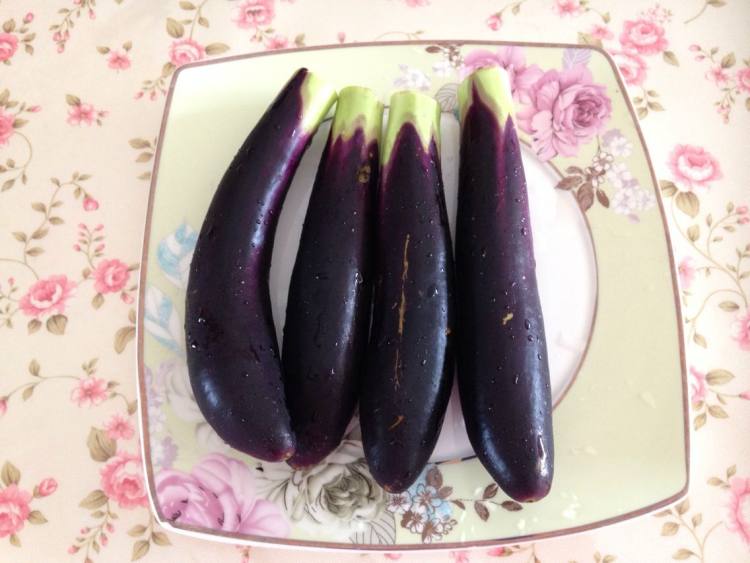 鸡蛋酱蒸茄子步骤1