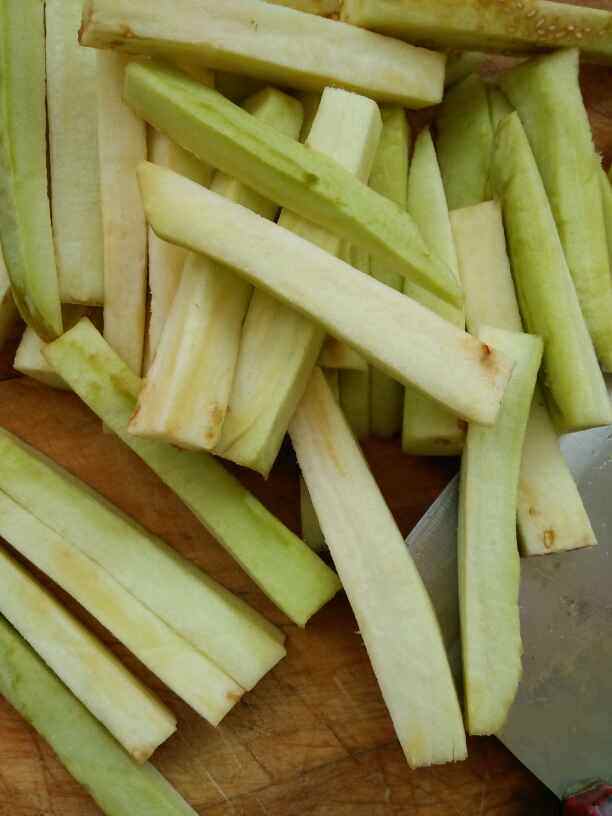 清爽版鱼香茄条步骤1
