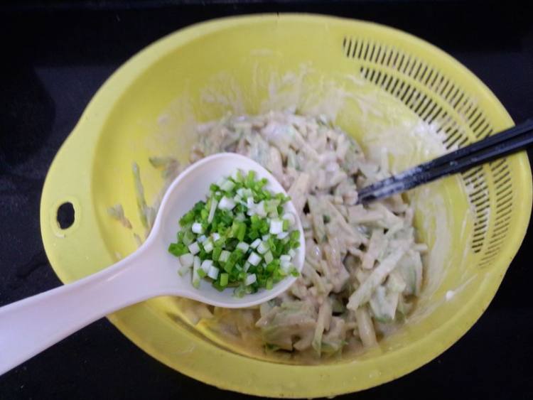 茄丝葱花饼步骤4