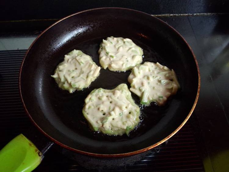 茄丝葱花饼步骤8