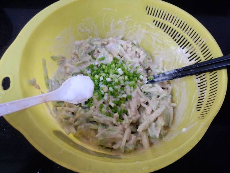 茄丝葱花饼步骤7