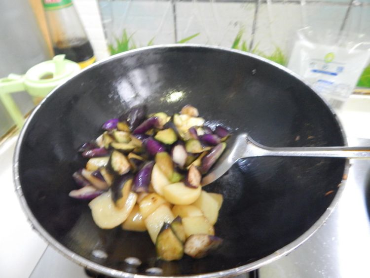 蚝油土豆烧茄子步骤9