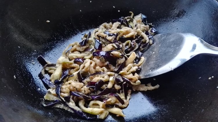 酸汤煎茄子彩色手擀面步骤11
