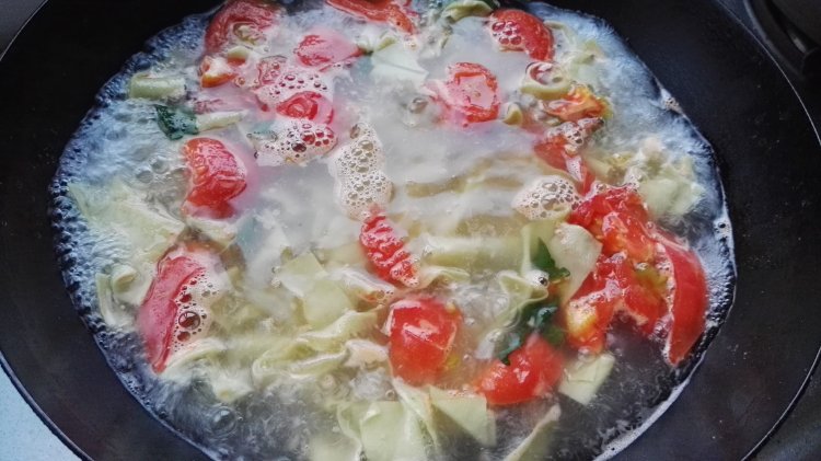 酸汤煎茄子彩色手擀面步骤13