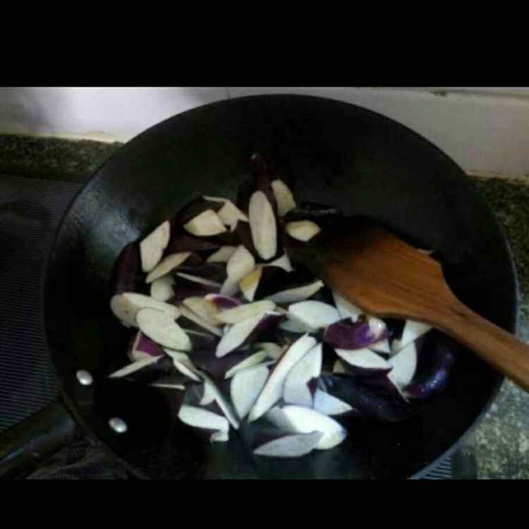 胡萝卜炒茄子步骤4