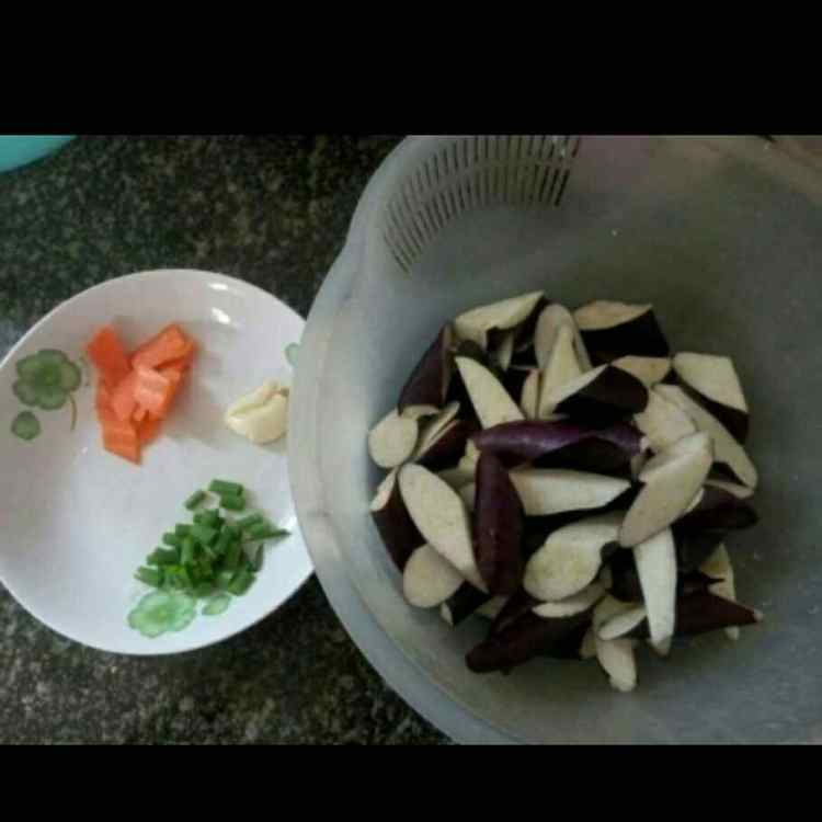 胡萝卜炒茄子步骤1