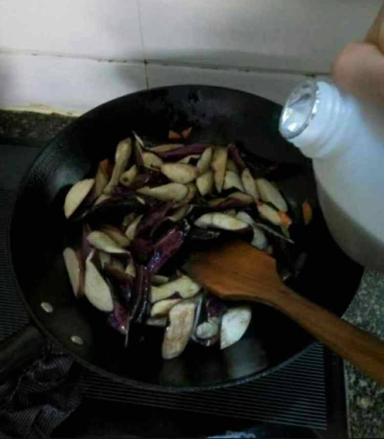 胡萝卜炒茄子步骤5