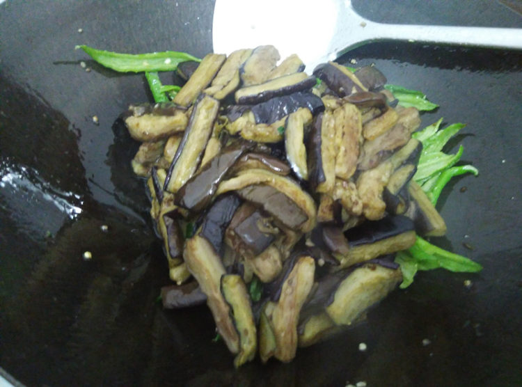 青椒炒茄子条步骤9