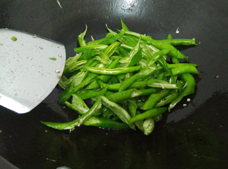 青椒炒茄子条步骤8