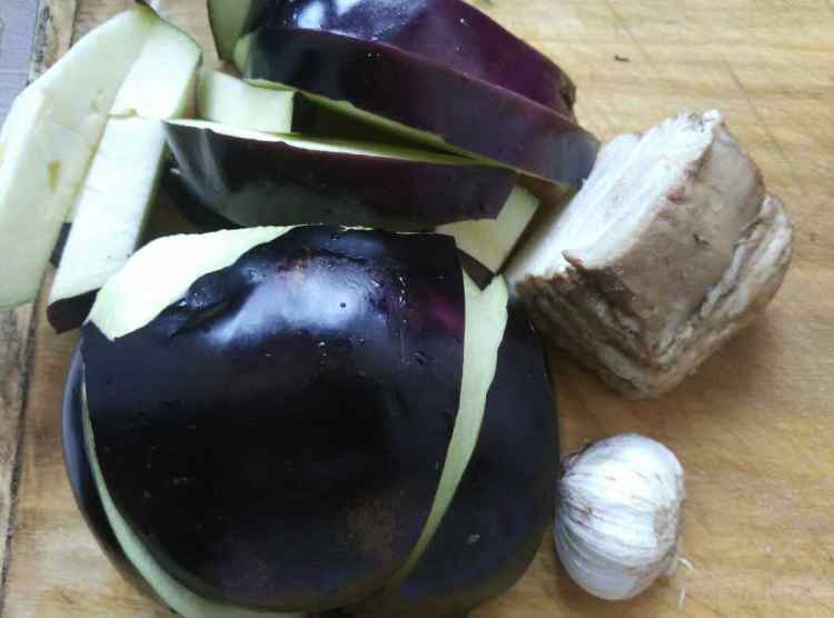 烧肉炒茄子步骤1