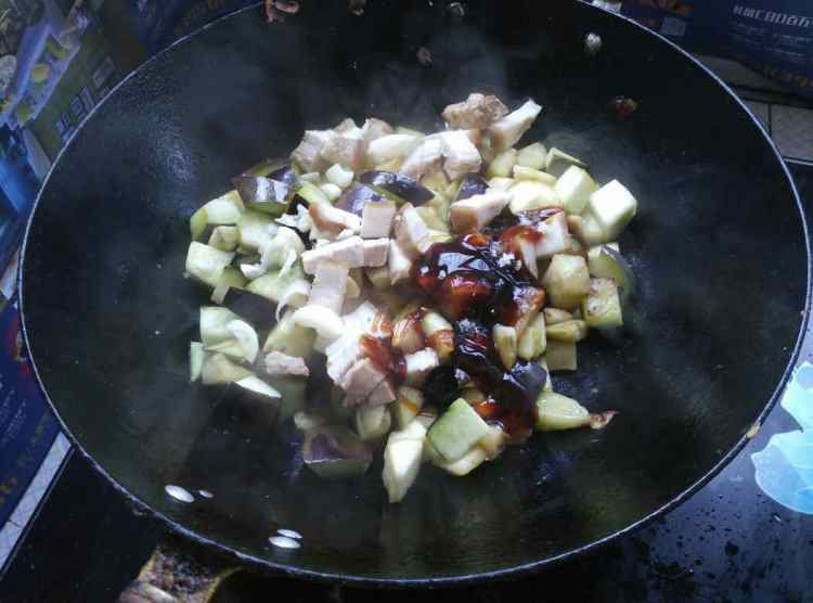 烧肉炒茄子步骤5