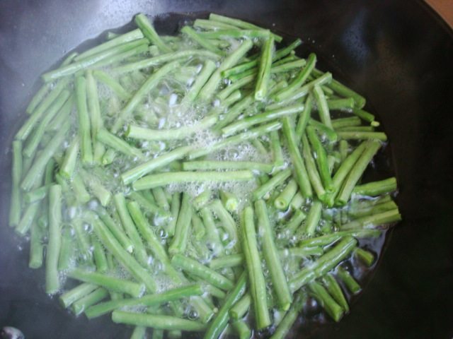 肉末炒茄子豇豆＃新鲜步骤5