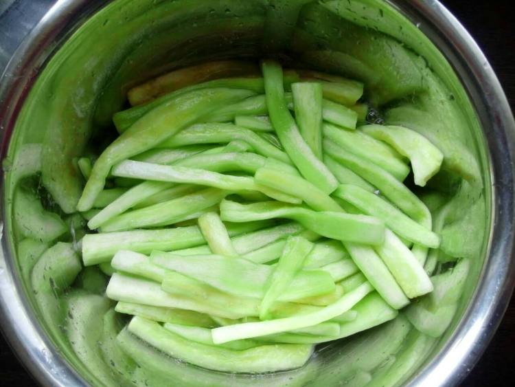 干煸茄条步骤1