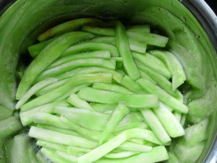 干煸茄条步骤2