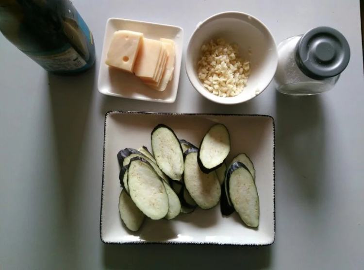 蒜香奶酪烤茄子步骤1