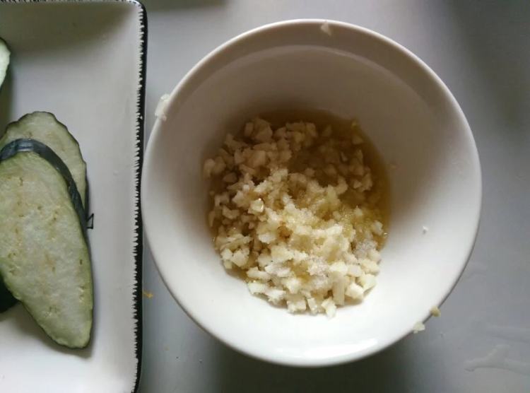 蒜香奶酪烤茄子步骤2