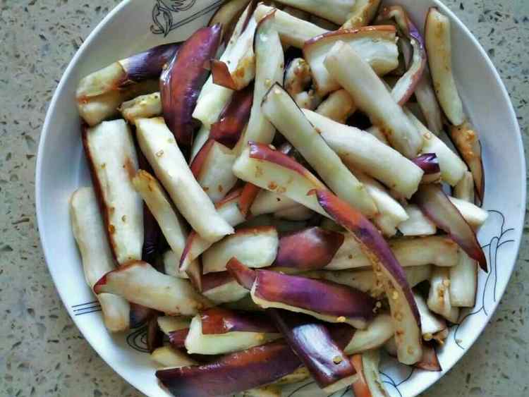 番茄汁烧茄子步骤1