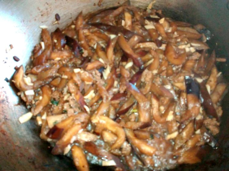 肉末酱香茄子条步骤7