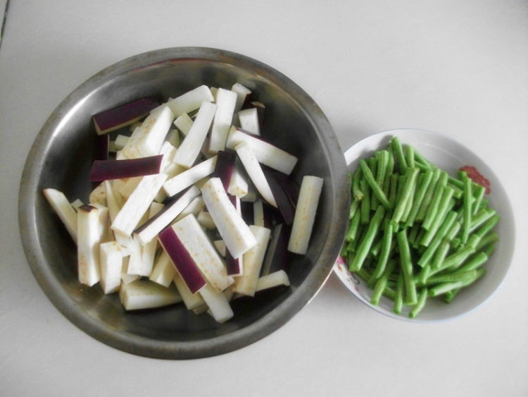 长豆角烧茄子步骤1
