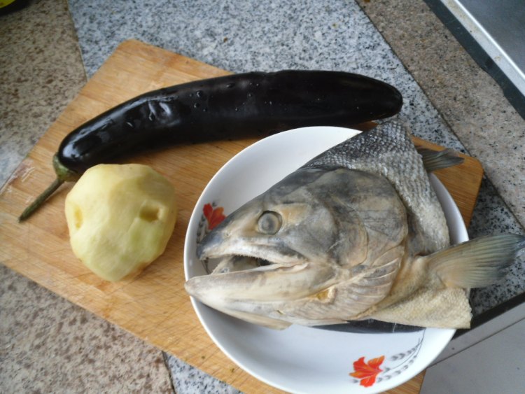 煎蒸咸鱼头步骤1