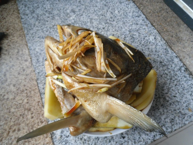 煎蒸咸鱼头步骤10