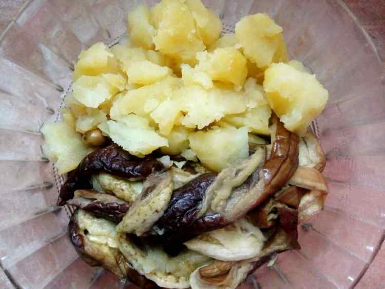 土豆茄子拌肉酱步骤3