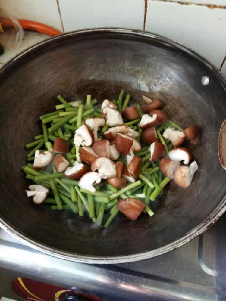 蒜苔炒茄子步骤3