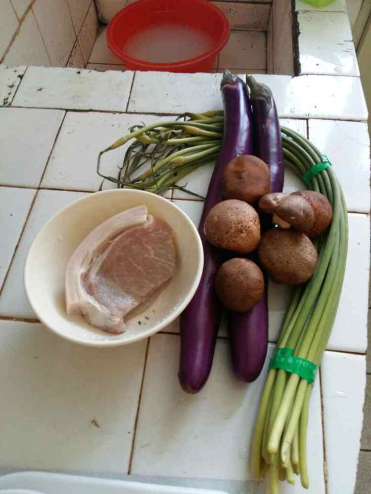 蒜苔炒茄子步骤1