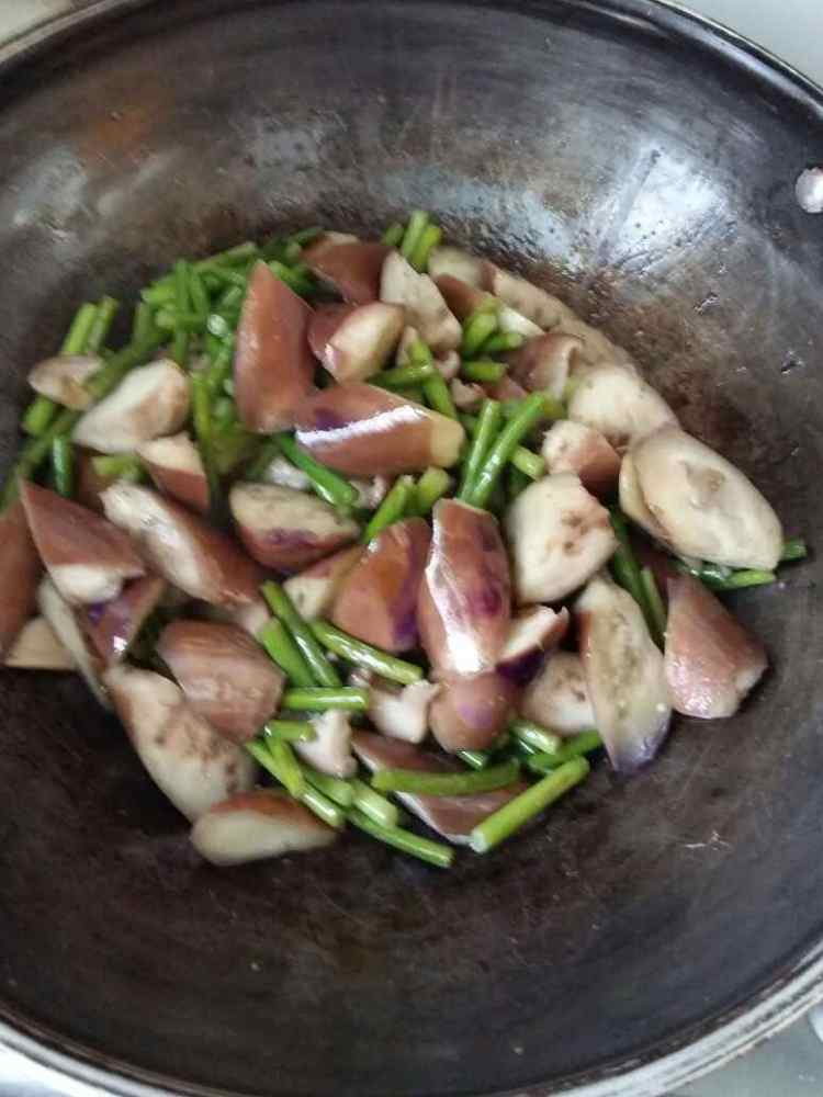 蒜苔炒茄子步骤6