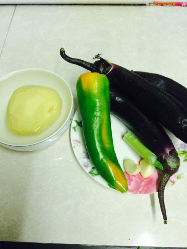 家常土豆炖茄子步骤1