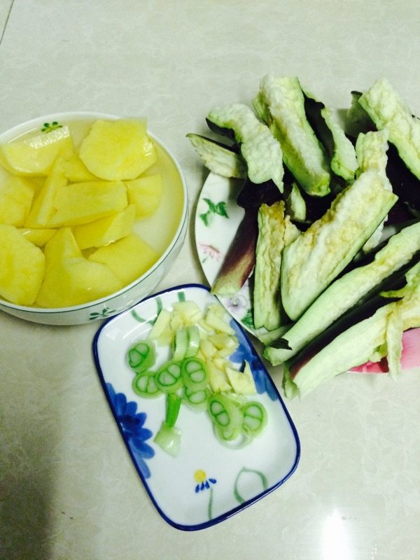 家常土豆炖茄子步骤2
