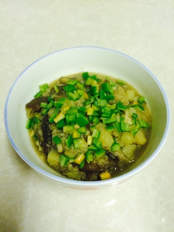 家常土豆炖茄子步骤6