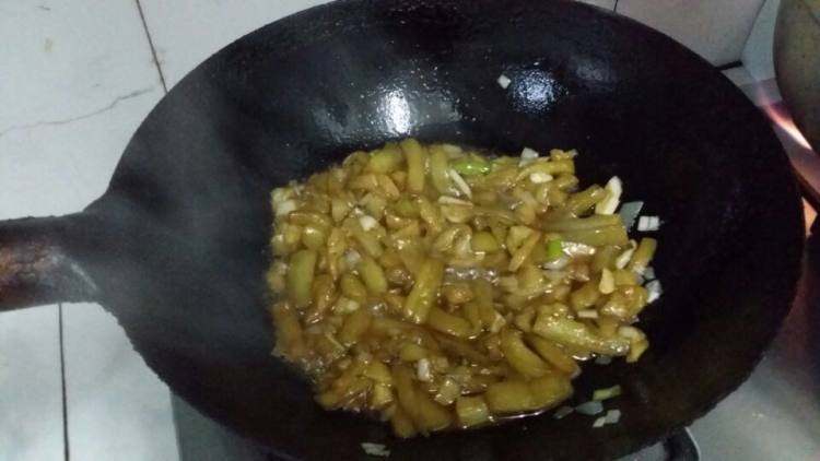 甜面酱炒茄条步骤7