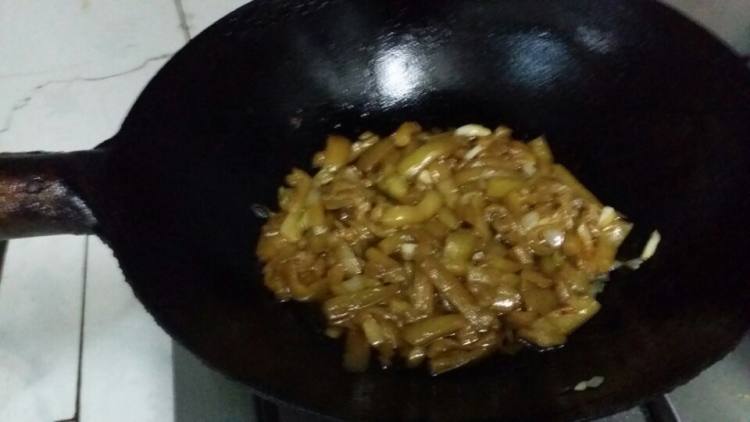 甜面酱炒茄条步骤8