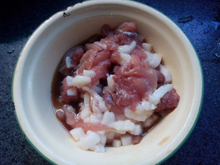 肉丝炒茄子步骤1