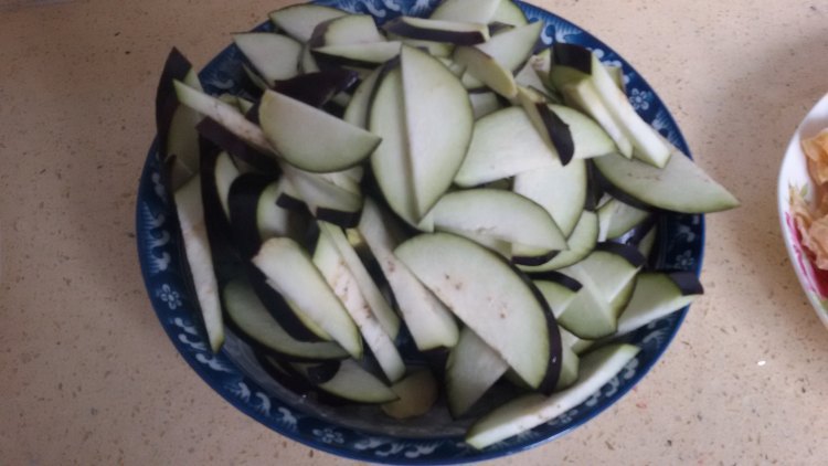 五香炒茄片步骤1