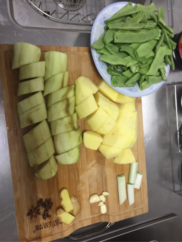 猪肉炖茄子豆角土豆步骤1