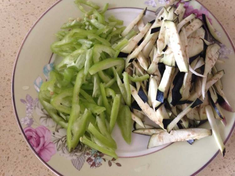 青椒炒茄子丝步骤2