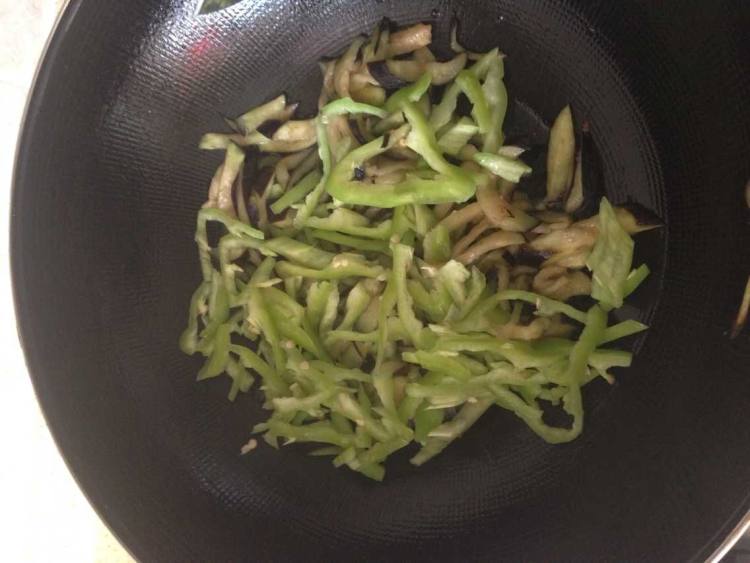 青椒炒茄子丝步骤5