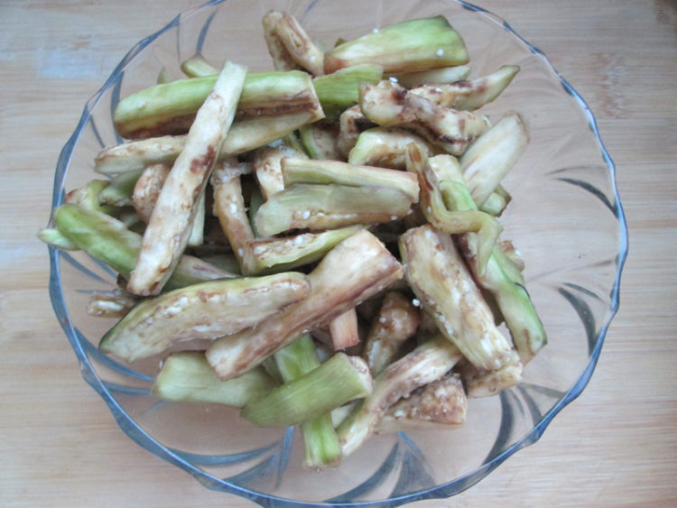 糖醋脆皮茄条步骤3