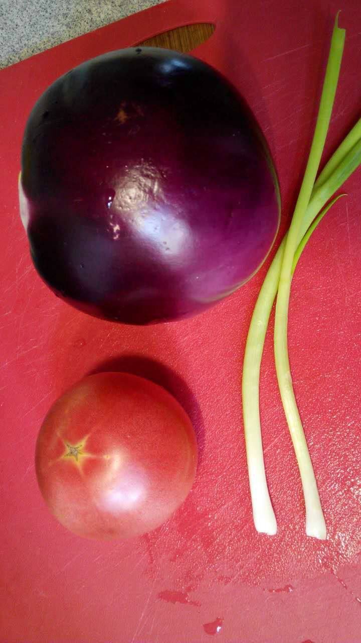西红柿炒茄子步骤1